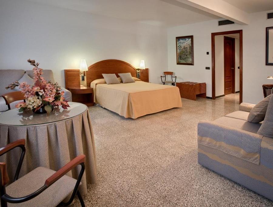 Hotel Gaudi ريوس المظهر الخارجي الصورة