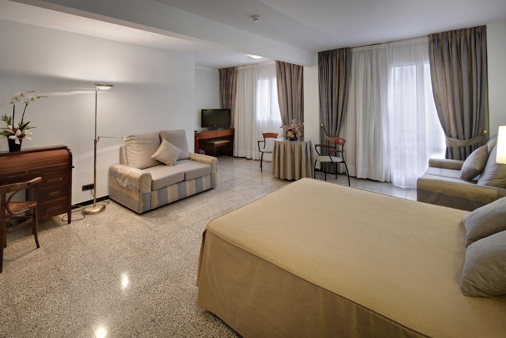 Hotel Gaudi ريوس المظهر الخارجي الصورة